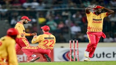 क्रिकेट में दिखा अजीब नजारा, तीन थ्रो फेंकने के बाद भी बल्लेबाज को आउट नहीं कर पाए फील्डर, कमेंटेटर्स भी हो गए दंग, VIDEO रनआउट से चूकने के बाद जिम्बाब्वे के खिलाड़ियों का रिएक्शन