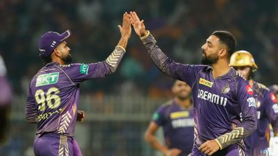 KKR vs MI : रसेल और चक्रवर्ती के कहर से केकेआर ने मुंबई को घर में किया ढेर, 16-16 ओवर की बाजी जीत IPL प्लेऑफ में बनाई जगह KKR vs MI मैच में विकेट लेने के बाद कप्तान श्रेयस अय्यर संग जश्न मनाते वरुण चक्रवर्ती