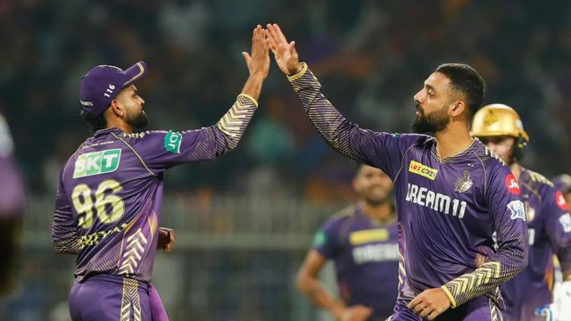 KKR vs MI : रसेल और चक्रवर्ती के कहर से केकेआर ने मुंबई को घर में किया ढेर, 16-16 ओवर की बाजी जीत IPL प्लेऑफ में बनाई जगह KKR vs MI मैच में विकेट लेने के बाद कप्तान श्रेयस अय्यर संग जश्न मनाते वरुण चक्रवर्ती