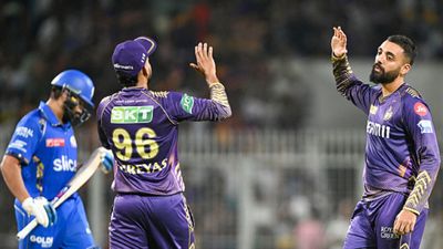 हार्दिक पंड्या की MI में तोड़फोड़ मचाने के बाद KKR के गेंदबाज का रोहित शर्मा को लेकर बड़ा खुलासा, कहा- बहुत सावधानी से बनाई गई प्लानिंग सफल हुई कप्तान श्रेयस अय्यर के साथ रोहित शर्मा (बाएं) के विकेट का जश्न मनाते वरुण चक्रवर्ती (दाएं)