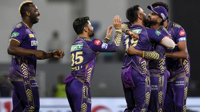 IPL 2024: KKR के बल्लेबाज के खिलाफ बीसीसीआई का बड़ा एक्शन, जीत के बाद स्टार खिलाड़ी को मिली सजा रमनदीप सिंह (बीच में) पर मैच फीस का 20 फीसदी जुर्माना लगा है