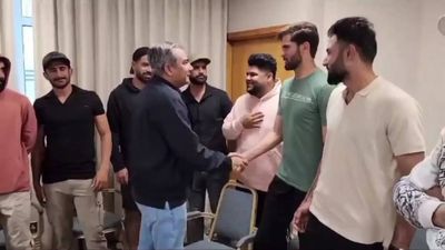 आयरलैंड से मिली हार के तुरंत बाद डबलिन पहुंचे PCB चीफ, 2 घंटे तक खिलाड़ियों से की मीटिंग, बल्लेबाजों की लगाई क्लास खिलाड़ियों से मुलाकात करते पीसीबी चीफ मोहसिन नकवी