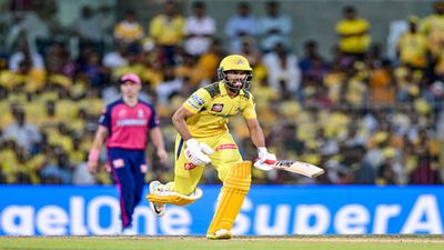 CSK vs RR: राजस्थान की लगातार तीसरी हार, चेन्नई ने चेपॉक में 5 विकेट से सैमसन की टीम को रौंदा, प्लेऑफ्स की उम्मीदें जिंदा मैच के दौरान रन लेते कप्तान ऋतुराज गायकवाड़