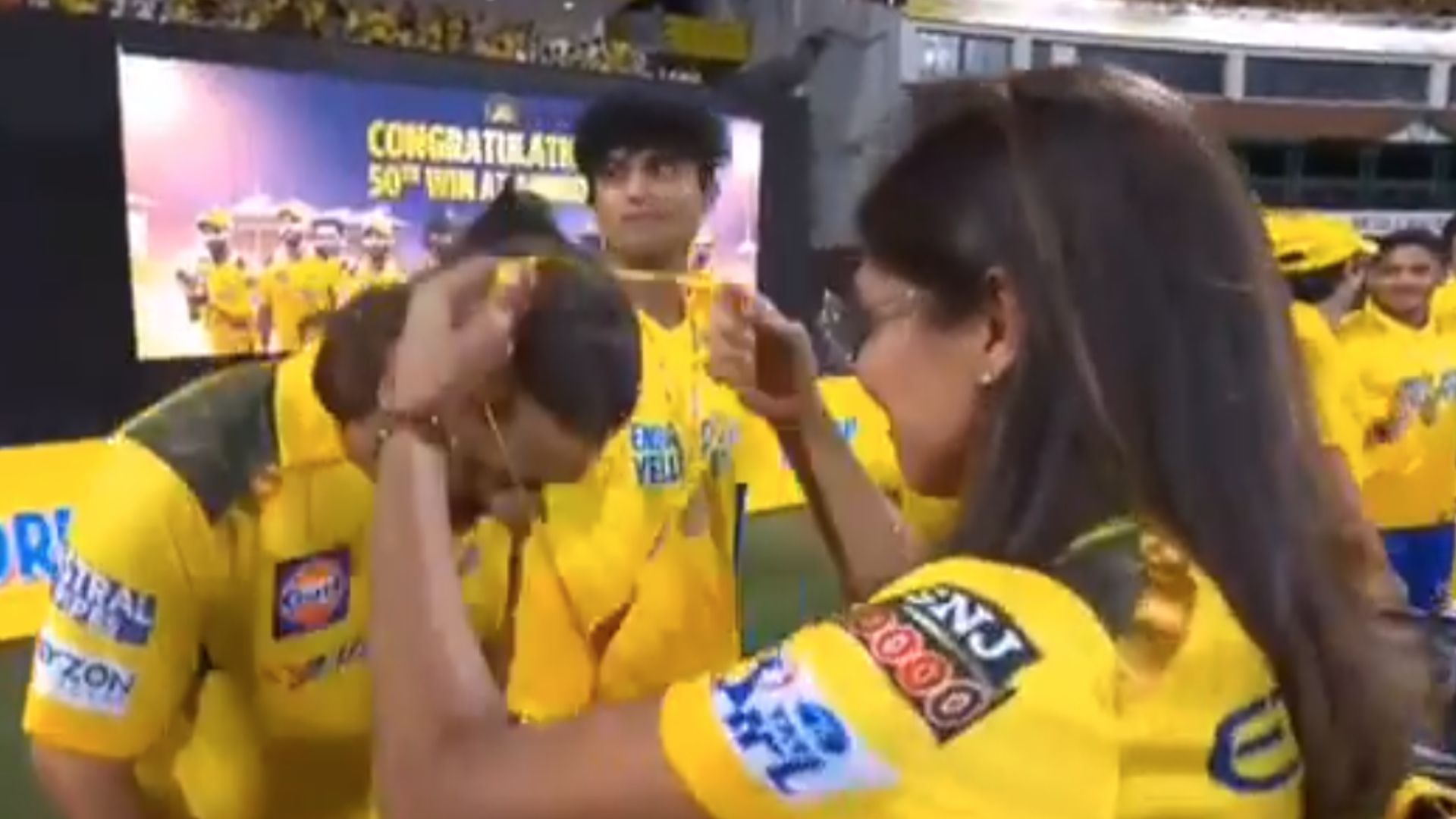 CSK vs RR : धोनी सहित चेन्नई के सभी खिलाड़ियों को मिला मेडल, चेपॉक में इस सीजन का आखिरी मैच जीतने के बाद हुआ ऐसा, Video आया सामने  चेन्नई की जीत बाद मेडल पहनते महेंद्र सिंह धोनी