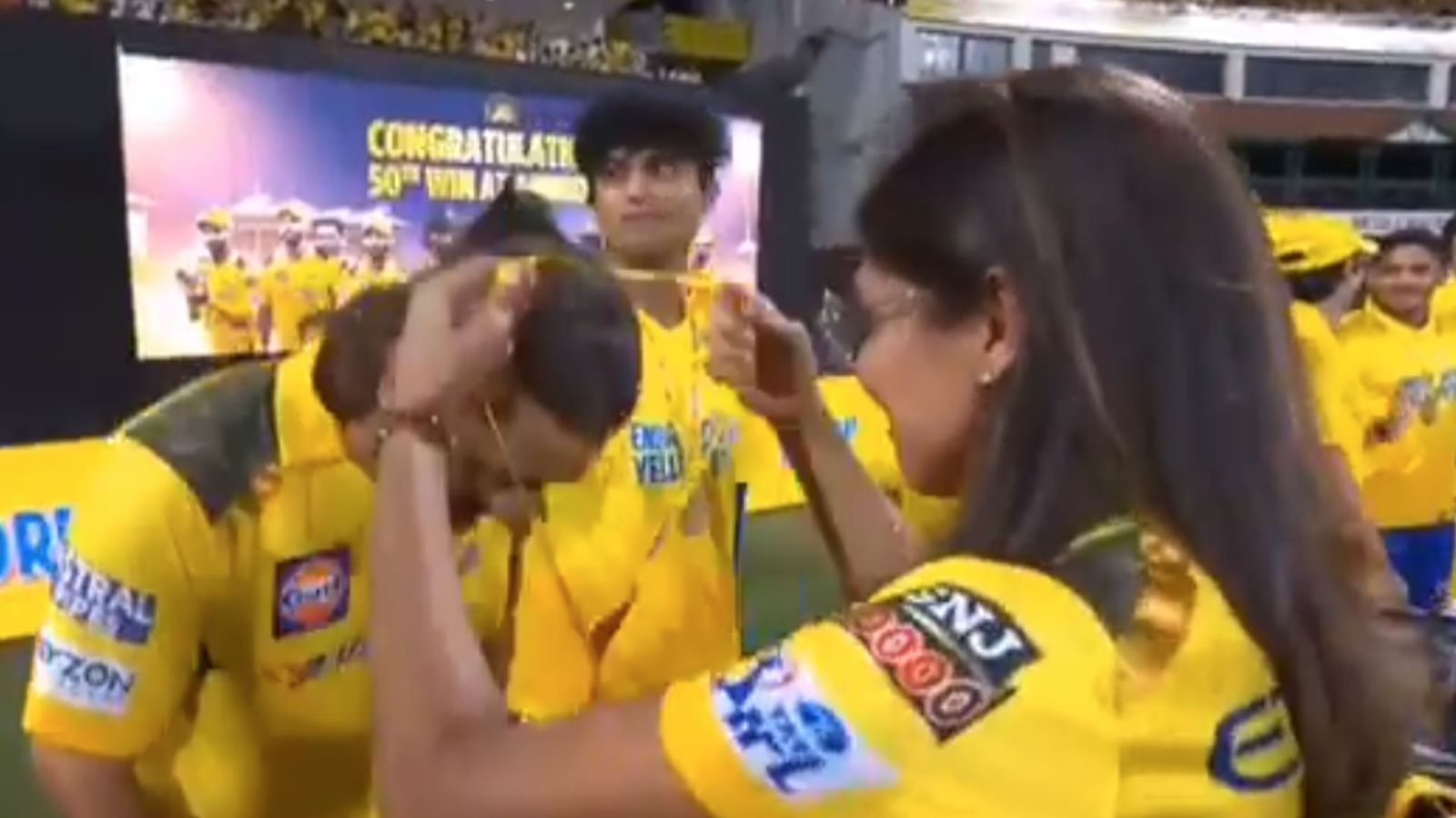 CSK vs RR : धोनी सहित चेन्नई के सभी खिलाड़ियों को मिला मेडल, चेपॉक में इस सीजन का आखिरी मैच जीतने के बाद हुआ ऐसा, Video आया सामने  CSK vs RR : धोनी सहित चेन्नई के सभी खिलाड़ियों को मिला मेडल, चेपॉक में इस सीजन का आखिरी मैच जीतने के बाद हुआ ऐसा, Video आया सामने