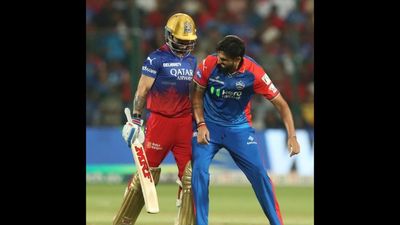 RCB vs DC: विराट कोहली ने की ईशांत शर्मा की पिटाई तो पुराने दोस्त ने आउट कर लिया बदला, पूर्व कप्तान की उड़ाई खिल्ली, VIDEO विराट कोहली के साथ मजे लेते इशांत शर्मा