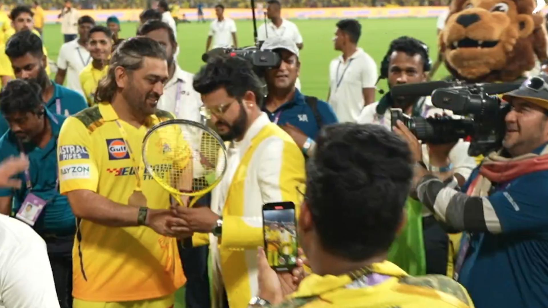 CSK vs RR : महेंद्र सिंह धोनी ने सुरेश रैना को लगाया गले और फिर टेनिस रैकेट देकर उनका कैसे जीता दिल, Video हुआ वायरल 