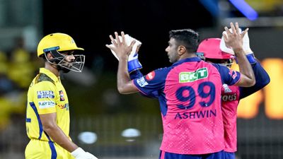CSK vs RR: आर अश्विन ने रचा इतिहास, धोनी के घर पर वो कर दिखाया जो अब तक कोई गेंदबाज नहीं कर पाया रचिन रवींद्र का विकेट लेने के बाद जश्न मनाते अश्विन