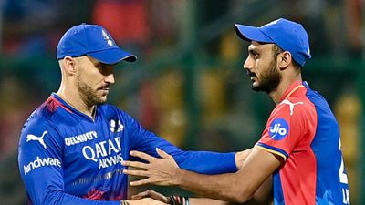 RCB vs DC : विराट कोहली वाली आरसीबी से हारकर दिल्ली के कप्तान अक्षर पटेल का छलका दर्द, कहा - इतने कैच छोड़ेंगे तो... RCB से हार के बाद फाफ डुप्लेसी से मिलते दिल्ली के कप्तान अक्षर पटेल