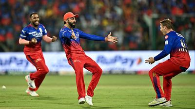 RCB खेलेगी IPL 2024 का फाइनल! लगातार 5 जीत ने बदली तस्वीर, कोहली की टीम तीन बार कर चुकी ऐसा कमाल विराट कोहली (बीच में) लॉकी फर्ग्युसन (दाएं) के साथ दिल्ली कैपिटल्स के जैक फ्रेजर के विकेट का