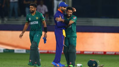 'विराट कोहली की मैं काफी इज्जत करता हूं', मोहम्मद रिजवान ने पाकिस्तान को जिताने के बाद भारतीय स्टार को किया सलाम, जानें वजह टी20 वर्ल्ड कप 2021 में मोहम्मद रिजवान और विराट कोहली की गले मिलते हुए की फोटो खूब वायरल हुई थी