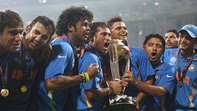 भारतीय क्रिकेट में नस्लवाद? वर्ल्ड कप विनर का सनसनीखेज खुलासा, कहा- पूरी जिंदगी मुझे इस नाम से पुकारा गया वनडे वर्ल्ड कप ट्रॉफी के साथ एस श्रीसंत (बाएं से तीसरे)