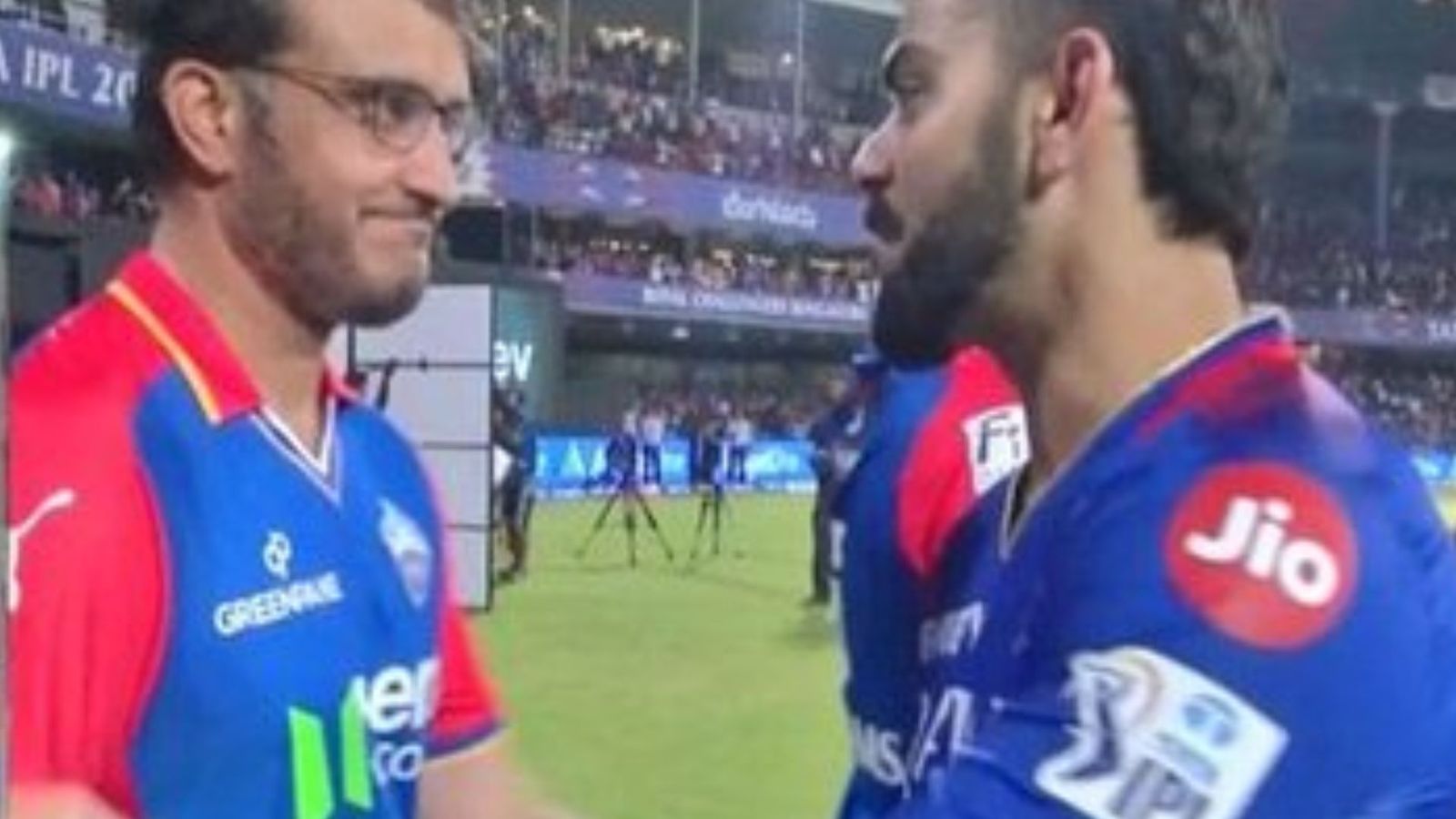 Virat Kohli-Sourav Ganguly : विराट कोहली और सौरव गांगुली ने 'नो हैंडशेक' विवाद को भुलाया, RCB की जीत के बाद दिखा ऐसा नजारा, देखें Video Virat Kohli-Sourav Ganguly : विराट कोहली और सौरव गांगुली ने 'नो हैंडशेक' विवाद को भुलाया, RCB की जीत के बाद दिखा ऐसा नजारा, देखें Video