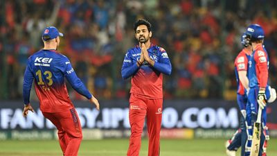 RCB vs DC : 33 साल का ये खिलाड़ी बना लकी चार्म, जबसे टीम में आया कोहली वाली RCB को नहीं मिली हार, जानें कौन है ये धुरंधर? आईपीएल 2024 में मैच के दौरान कप्तान फाफ और उनके साथ स्वप्निल सिंह
