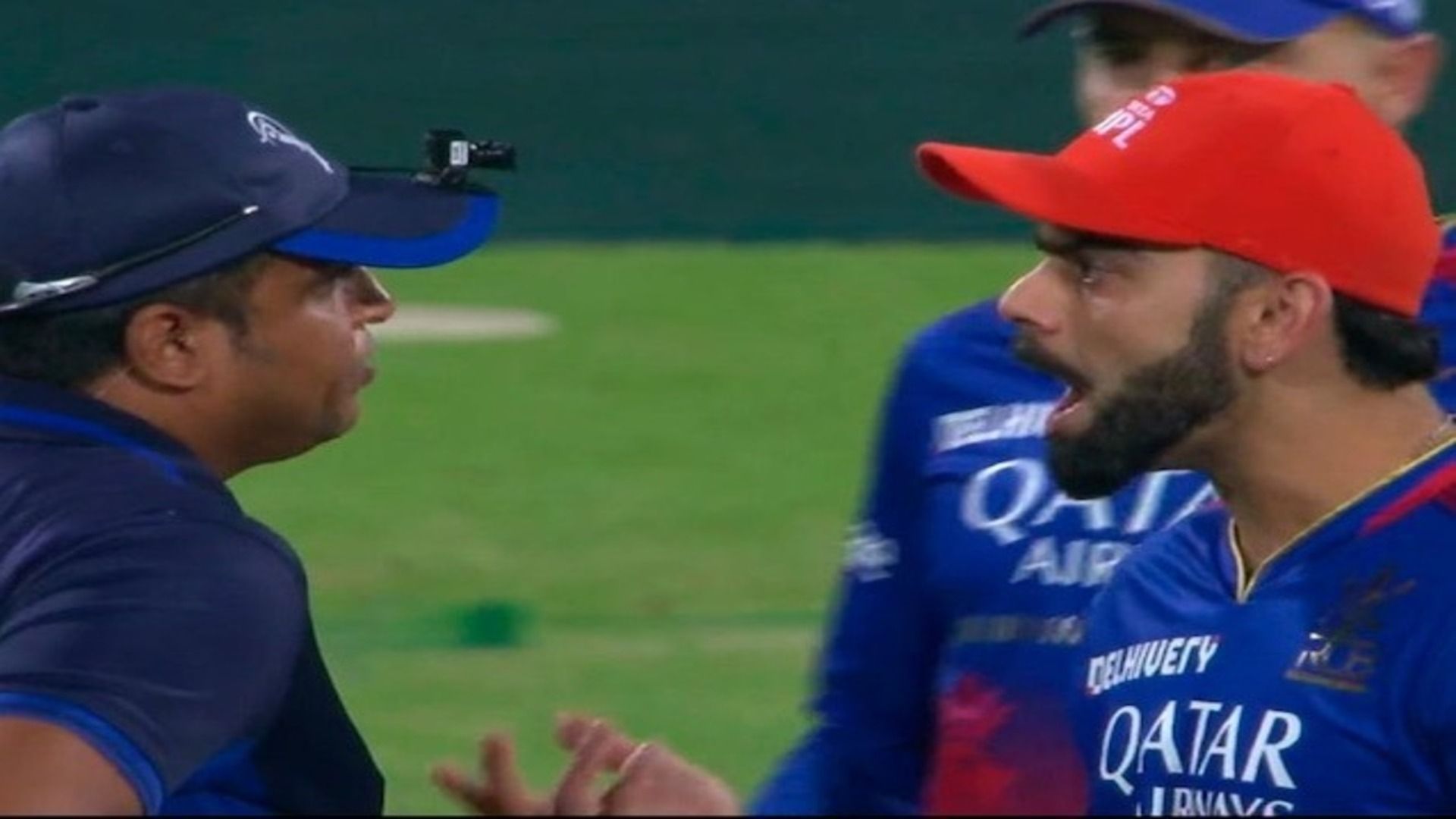 Virat Kohli Angry: अंपायर पर फिर भड़के विराट कोहली, बीच मैच में फैसले को लेकर सुनाई खरी- खोटी, फैंस मचाने लगे हल्ला, VIDEO