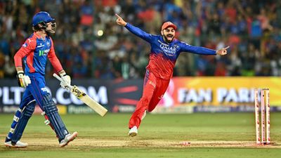 RCB vs DC: विराट कोहली वाली टीम की करिश्माई वापसी से हैरान वर्ल्ड चैंपियन गेंदबाज, कहा- आरसीबी पहले कभी नहीं... जेक फ्रेजर के आउट होने के बाद जश्न मनाते विराट कोहली