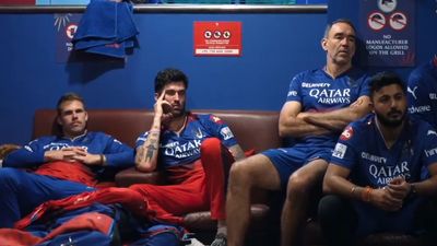 RCB को लगातार 5 जीत के बाद लगा तगड़ा झटका, CSK के खिलाफ मैच से पहले दो खिलाड़ियों ने छोड़ा IPL, पाकिस्तान से जुड़ा कनेक्शन आया सामने RCB के ड्रेसिंग रूम में बैठे रीस टॉप्ली