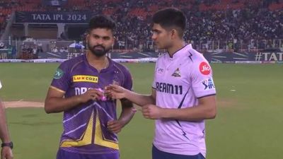 GT vs KKR: बारिश के चलते मैच रद्द, गुजरात टाइटंस की टीम प्लेऑफ्स से बाहर तो टॉप 2 में KKR ने पक्की की जगह मैच रद्द होने के बाद एक दूसरे के साथ हाथ मिलाते शुभमन गिल और कोलकाता के कप्तान श्रेयस अय्यर