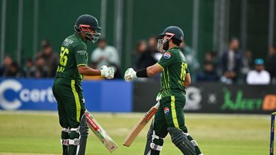 IRE vs PAK: बाबर आजम की कप्तानी पारी के दम पर पाकिस्तान ने आयरलैंड को तीसरे टी20 में 6 विकेट से दी मात, सीरीज पर जमाया कब्जा मैच के दौरान एक दूसरे की पीठ ठोकते बाबर आजम और मोहम्मद रिजवान