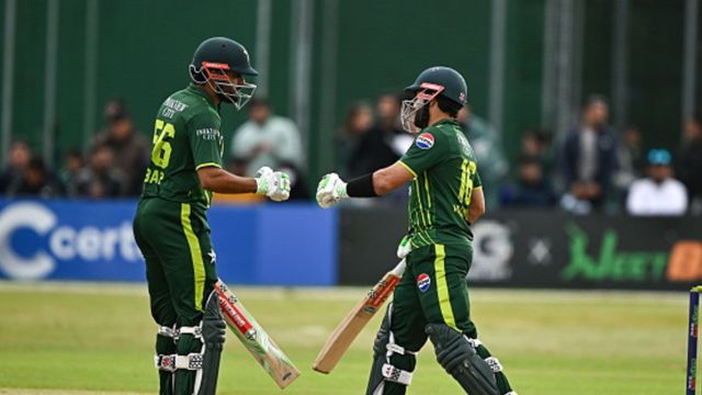 IRE vs PAK: बाबर आजम की कप्तानी पारी के दम पर पाकिस्तान ने आयरलैंड को तीसरे टी20 में 6 विकेट से दी मात, सीरीज पर जमाया कब्जा मैच के दौरान एक दूसरे की पीठ ठोकते बाबर आजम और मोहम्मद रिजवान