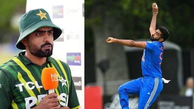 T20 World Cup : जसप्रीत बुमराह नहीं बल्कि इस वर्ल्ड चैंपियन गेंदबाज से बाबर आजम को लगता है डर, कहा - वह जाल बनाता है और... बाबर आजम और गेंदबाजी एक्शन के दौरान जसप्रीत बुमराह