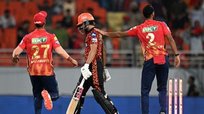 SRH का स्टार ऑलराउंडर बना आंध्र टी20 लीग का सबसे महंगा खिलाड़ी, गोदावरी टाइटंस ने बरसाए लाखों रुपए, टूटा 3 एडिशन का रिकॉर्ड नीतीश रेड्डी को शाबाशी देते अर्शदीप सिंह