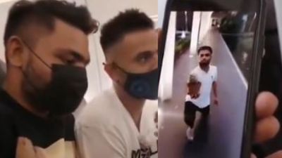 IPL 2024: नीतीश राणा के कहने पर रिंकू सिंह ने लड़की को किया प्रपोज, कहा- हाय बेबी...पूर्व कप्तान ने फ्लाइट में दिखाई VIDEO फ्लाइट में एक दूसरे के मजे लेते हुए रिंकू सिंह और नीतीश राणा