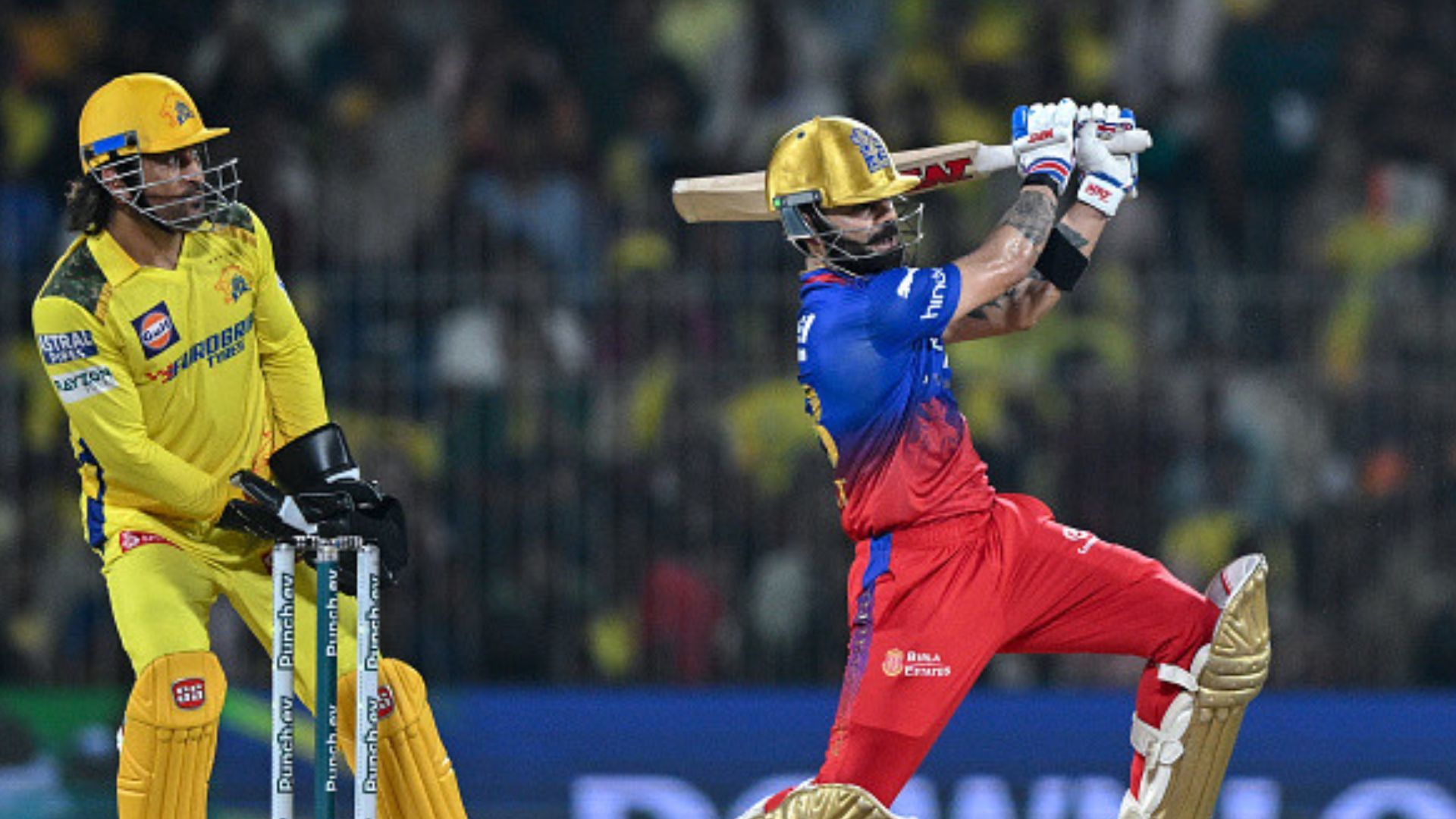 RCB vs CSK : विराट कोहली को पस्त करने के लिए धोनी ने अपनाया नया अवतार, नॉकआउट मुकाबले से पहले सबको किया हैरान! देखें Video