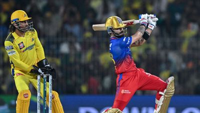 RCB vs CSK : विराट कोहली को पस्त करने के लिए धोनी ने अपनाया नया अवतार, नॉकआउट मुकाबले से पहले सबको किया हैरान! देखें Video आईपीएल 2024 में सीएसके के खिलाफ मैच के दौरान विराट कोहली