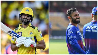 IPL 2024: ऋतुराज गायकवाड़ ने दिनेश कार्तिक से पूछा, अगली फ्रेंचाइजी कौन सी? विकेटकीपर के जवाब से कप्तान की हो गई बोलती बंद बल्लेबाजी के दौरान ऋतुराज गायकवाड़ और ट्रेनिंग सेशन के दौरान हंसते दिनेश कार्तिक