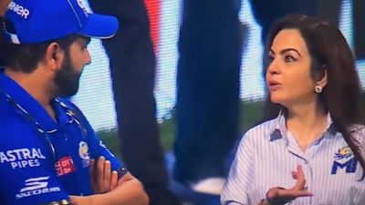 MI vs LSG : रोहित शर्मा से 10वीं हार के बाद मुंबई की मालकिन नीता अंबानी ने की लंबी बातचीत, Video हुआ वायरल तो फैंस ने किया ट्रोल लखनऊ की टीम से हार के बाद रोहित शर्मा और नीता अंबानी
