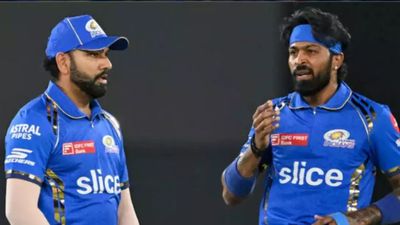 रोहित शर्मा क्या अब मुंबई इंडियंस का छोड़ देंगे साथ? IPL 2024 सीजन की समाप्ति के बाद MI के कोच मार्क बाउचर ने कहा - मैंने उससे पूछा तो... आईपीएल 2024 सीजन में एक मैच के दौरान रोहित शर्मा और हार्दिक पंड्या