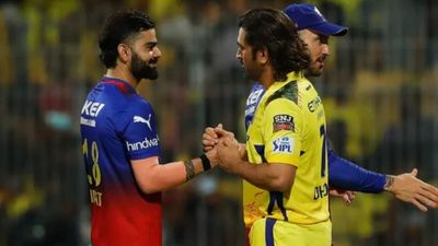 RCB vs CSK, MS Dhoni Retirement : धोनी क्या RCB के सामने मैच के बाद लेंगे संन्यास? विराट कोहली ने कहा - मैं अब उनके साथ आखिरी बार... आईपीएल 2024 सीजन में मैच के बाद एक-दूसरे से मिलते महेंद्र सिंह धोनी और विराट कोहली