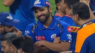 Rohit sharma-Sanjiv Goenka: रोहित शर्मा और LSG के मालिक संजीव गोयनका के बीच बातचीत वायरल, मुंबई-लखनऊ के आखिरी मैच के बाद वाले सीन से फैंस हैरान मैच के बाद रोहित के बात करते संजीव गोयनका