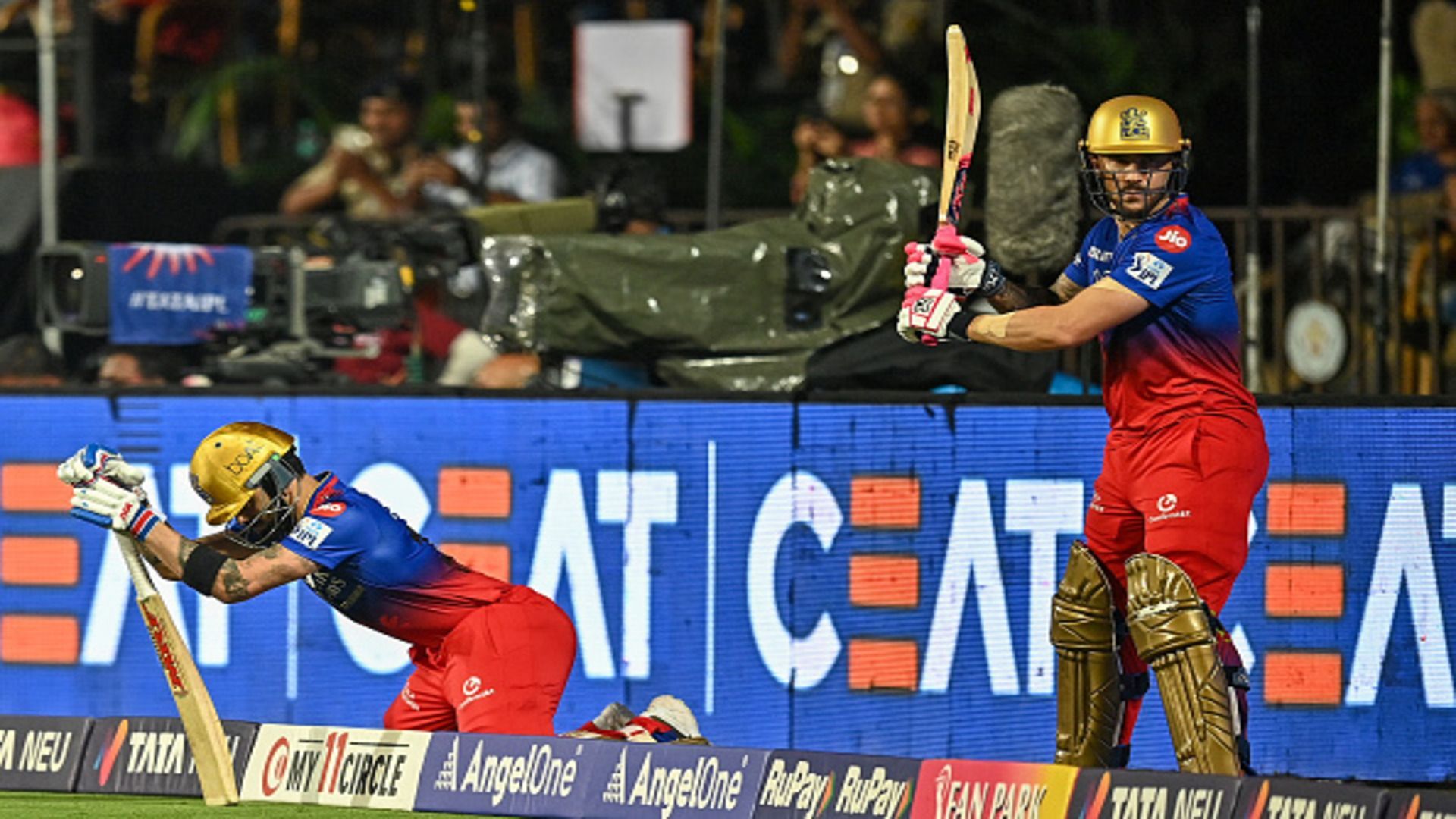 RCB vs CSK: विराट- डुप्लेसी ने किया चेन्नई पर हमला तो बारिश ने डाला रंग में भंग, ओवर्स में कटौती से लेकर जानें कितने बजे शुरू होगा मैच