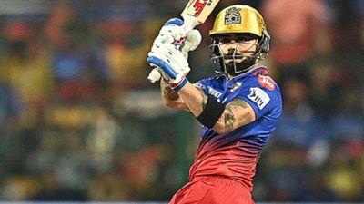 Virat Kohli, RCB vs CSK: विराट कोहली का 'हवाई फायर', चिन्नास्वामी स्टेडियम की छत से टकराई गेंद, लंबे छक्के के साथ वर्ल्ड रिकॉर्ड बनाया चेन्नई सुूपर किंग्स के खिलाफ शॉट लगाते विराट कोहली