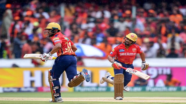 SRH vs PBKS: 17 सालों में पहली बार हुआ ऐसा, पंजाब किंग्स की टीम ने वो कर दिखाया जो कोई दूसरी टीम नहीं कर पाई थी रन लेते हुए पंजाब के बल्लेबाज अथर्व तायडे और प्रभसिमरन सिंह