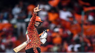 SRH vs PBK: पंजाब के खिलाफ अभिषेक शर्मा का बल्ले से बवाल, तोड़ डाला विराट कोहली का 8 साल पुराना रिकॉर्ड अर्धशतक ठोकने के बाद जश्न मनाते अभिषेक शर्मा
