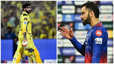 IPL 2024: क्या रवींद्र जडेजा और विराट कोहली के बीच सबकुछ ठीक नहीं? रोहित शर्मा भी लपेटे गए, बुरी तरह भड़के फैंस मैदान से बाहर जाते रवींद्र जडेजा, खिलाड़ी को समझाते विराट कोहली