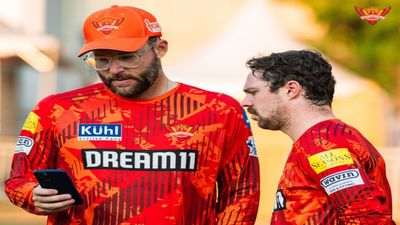 IPL 2024: जिस एक मंत्र की बदौलत प्लेऑफ्स में पहुंची SRH, कोच ने दे दिए कड़े निर्देश, कहा- अब बंद करो ये सब मोबाइल फोन में झांकते ट्रेविस हेड और डेनियल विटोरी