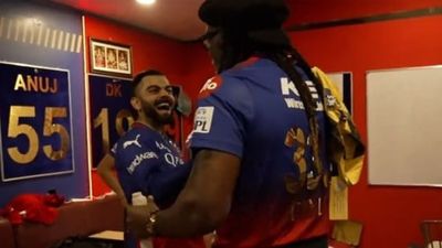IPL 2024: विराट कोहली ने इस खिलाड़ी से की खास गुजारिश, कहा- 'अगले साल इम्पैक्ट प्लेयर के तौर पर टीम में आ जाओ' ड्रेसिंग रूम के भीतर एक दूसरे से मजाक करते विराट कोहली और क्रिस गेल