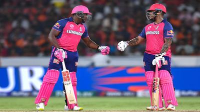 IPL 2024 एलिमिनेटर से पहले राजस्थान रॉयल्स को मिली बड़ी खुशखबरी! सबसे खतरनाक बल्लेबाज नहीं जा रहा अपने घर बैटिंग के दौरान शिमरन हेटमायर और रोवमैन पॉवेल