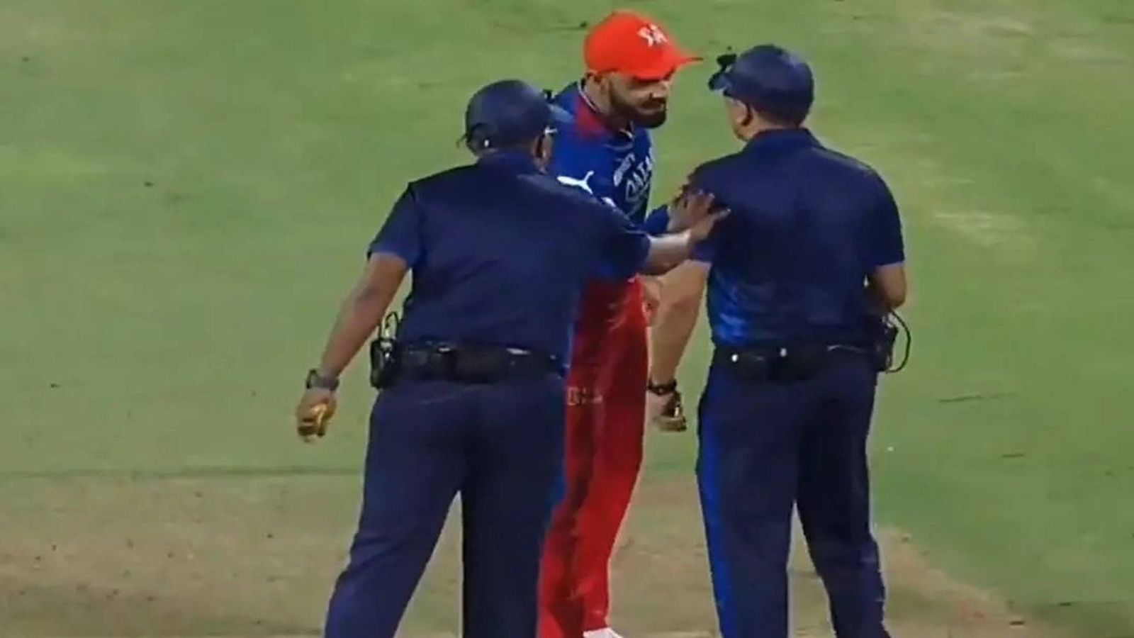 IPL 2024: 'विराट कोहली RCB के कप्तान नहीं हैं, उन्हें अंपायर से बहस नहीं करनी चाहिए', CSK के पूर्व खिलाड़ी का हमला IPL 2024: 'विराट कोहली RCB के कप्तान नहीं हैं, उन्हें अंपायर से बहस नहीं करनी चाहिए', CSK के पूर्व खिलाड़ी का हमला