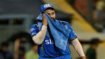 रोहित शर्मा ने ऑडियो क्लिप वायरल करने के लिए ब्रॉडकास्टर पर लगाए थे बड़े आरोप, अब कंपनी ने तोड़ी चुप्पी, कहा- हम खिलाड़ियों... मैच के दौरान पसीना पोंछते रोहित शर्मा