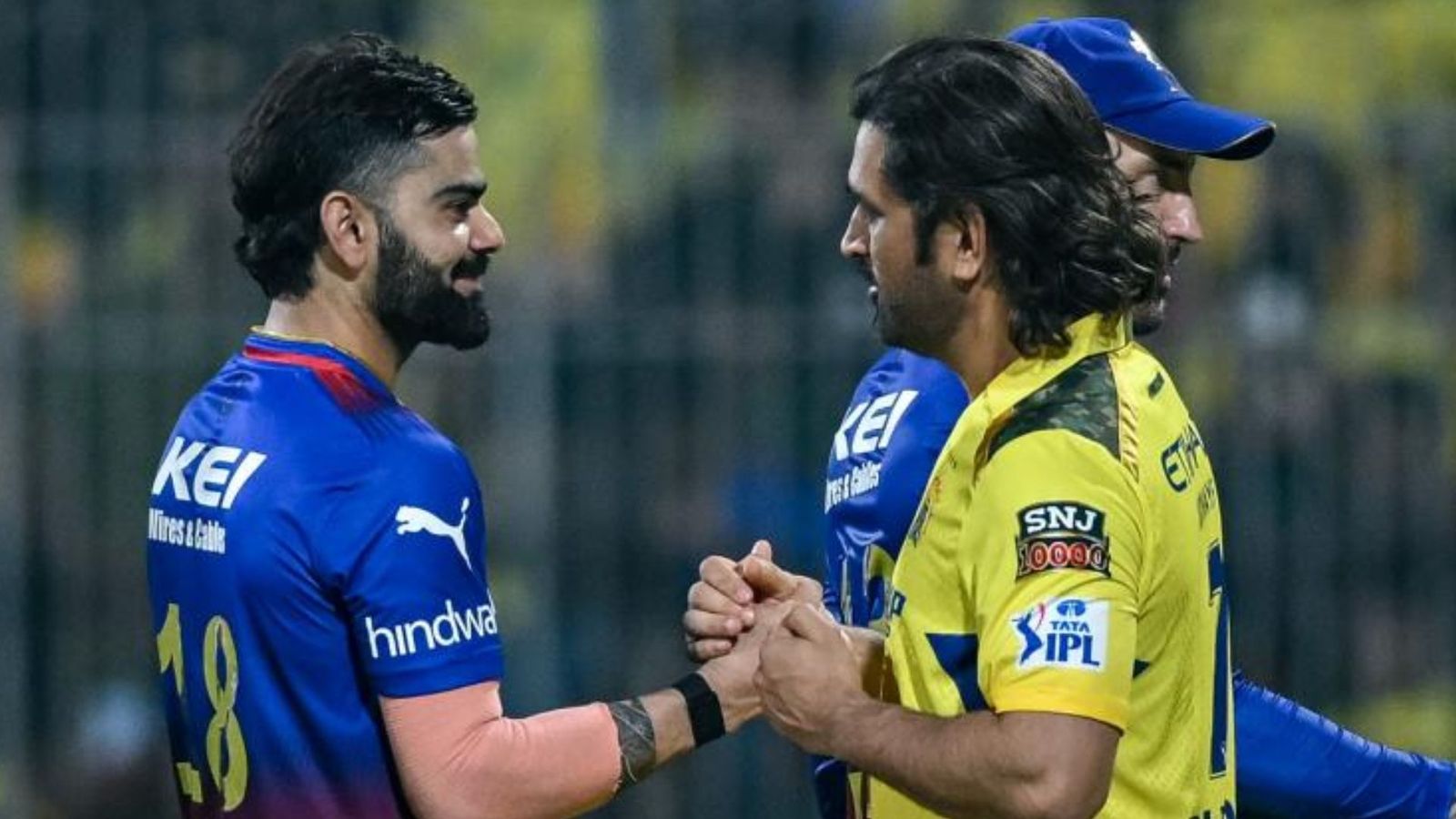 RCB की जीत पर धोनी ने नहीं मिलाए हाथ तो ड्रेसिंग रूम में कोहली की उनसे क्या हुई थी बातचीत? अब बड़े राज से उठा पर्दा RCB की जीत पर धोनी ने नहीं मिलाए हाथ तो ड्रेसिंग रूम में कोहली की उनसे क्या हुई थी बातचीत? अब बड़े राज से उठा पर्दा