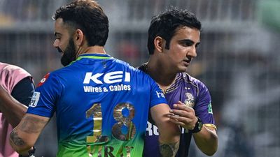 'मैं डगआउट में हूं, इसीलिए फेयर प्ले टेबल में 10वें नंबर पर है KKR', कोलकाता को टॉप पर पहुंचाने वाले गौतम गंभीर ने टीमों को उनसे दूर रहने के लिए क्यों कहा? विराट कोहली को गले लगाते गौतम गंभीर (दाएं)