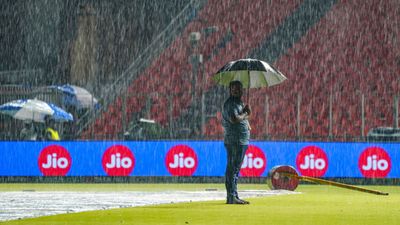 KKR vs SRH Qualifier-1 : बारिश की भेंट चढ़ा मैच तो भी फैंस के लिए आई बड़ी खुशखबरी, इस नियम से रिजर्व डे की जरूरत ही नहीं पड़ेगी अहमदाबाद के मैदान में बारिश के दौरान अकेले जायजा लेता ग्राउंड स्टाफ का एक सदस्य