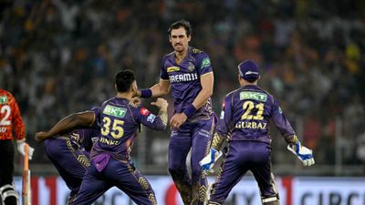 KKR vs SRH: मिचेल स्टार्क के खिलाफ कांप उठते हैं ट्रेविस हेड, दूसरी गेंद पर उखाड़ा डंडा, गेंदबाज के खिलाफ अब तक बना पाए हैं सिर्फ 1 रन ट्रेविस हेड को क्लीन बोल्ड करने के बाद जश्न मनाते मिचेल स्टार्क