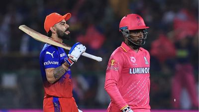 RR vs RCB: राजस्थान-बेंगलुरु के इलिमनेटर मुकाबलें में कौन मारेगा बाजी, क्या होगी टीम की प्लेइंग 11, जानें सबकुछ मैच के दौरान बपल्लेबाजी करते विराट कोहली और विकेटकीपिंग में संजू सैमसन
