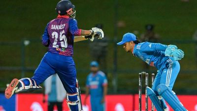 T20 World Cup 2024 से पहले इस टीम को लगा बड़ा झटका, स्टार क्रिकेटर को नहीं मिला अमेरिका का वीजा, लंबे समय बाद टीम में मिली थी एंट्री रन लेते संदीप लामिछाने, आउट करने की कोशिश करते इशान किशन